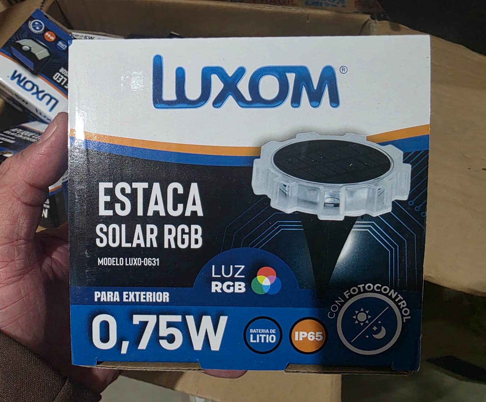 Estaca RGB solar LUXOM con fotocontrol