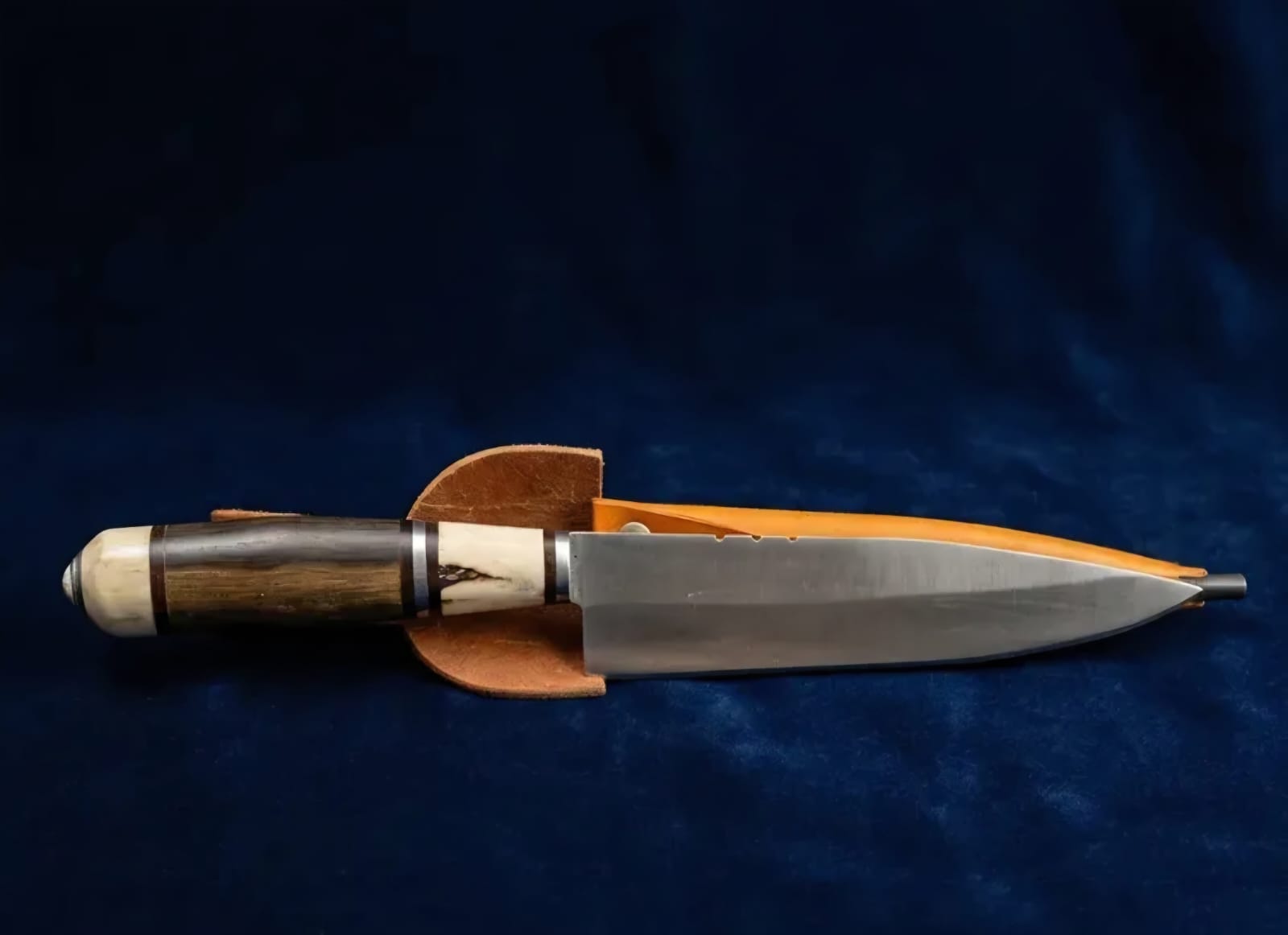 Cuchillo acero artesanal con vaina cuero 